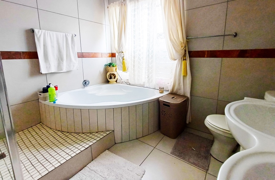 7 Bedroom Property for Sale in Kleinmond Western Cape